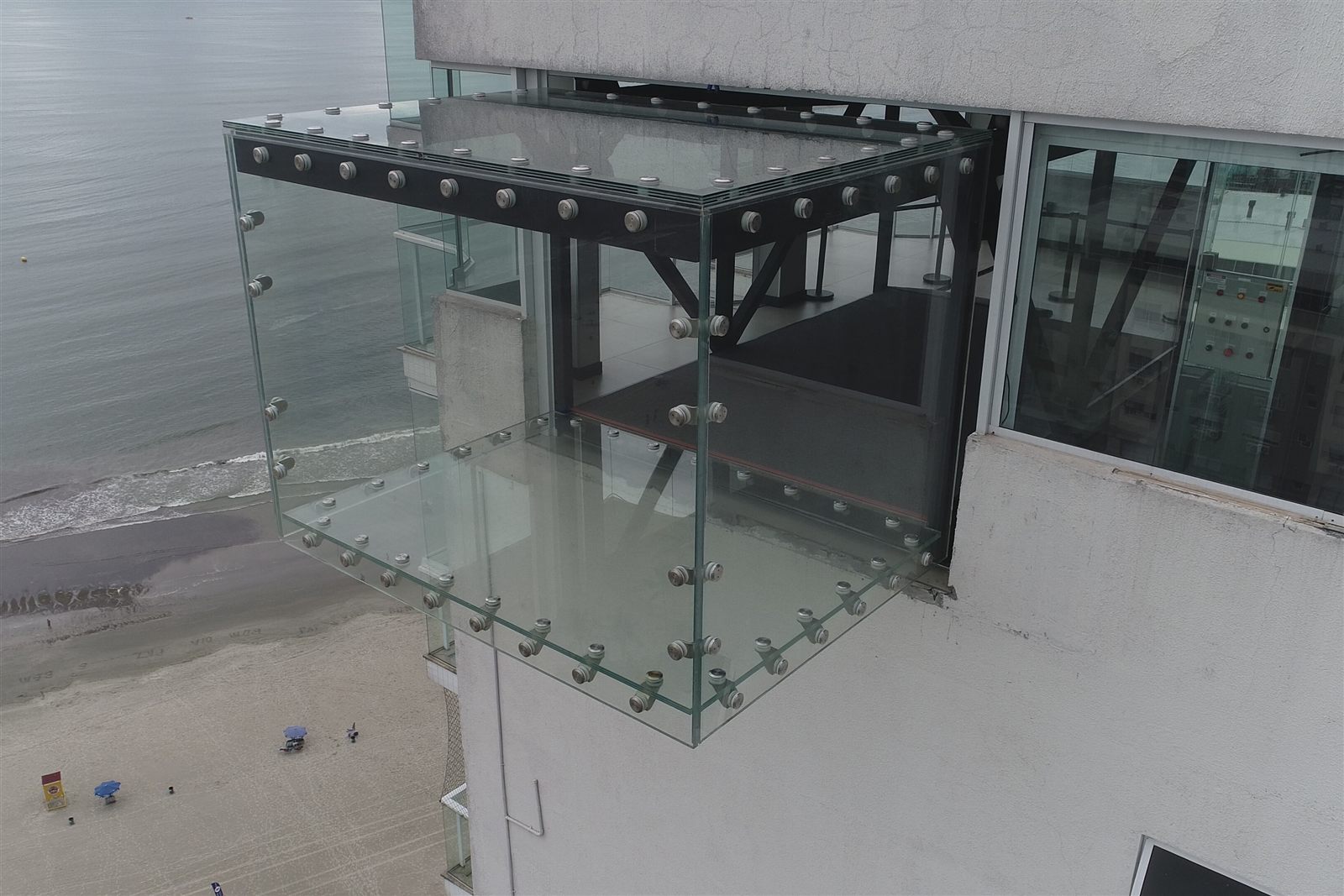 Summit, em Balneário Camboriú: piso de vidro com vista para a praia, estrutura em Light Steel Frame