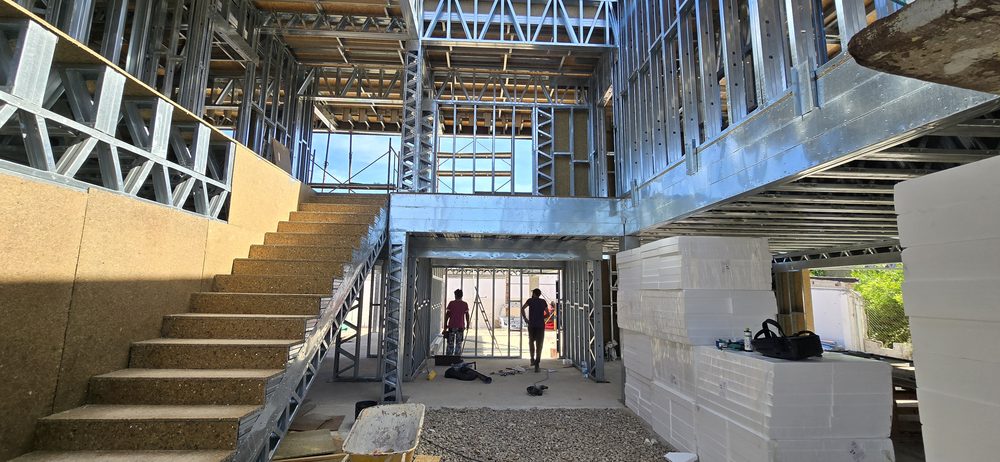 Placas isolantes em EPS empilhadas em obra, junto à estrutura em Light Steel Frame