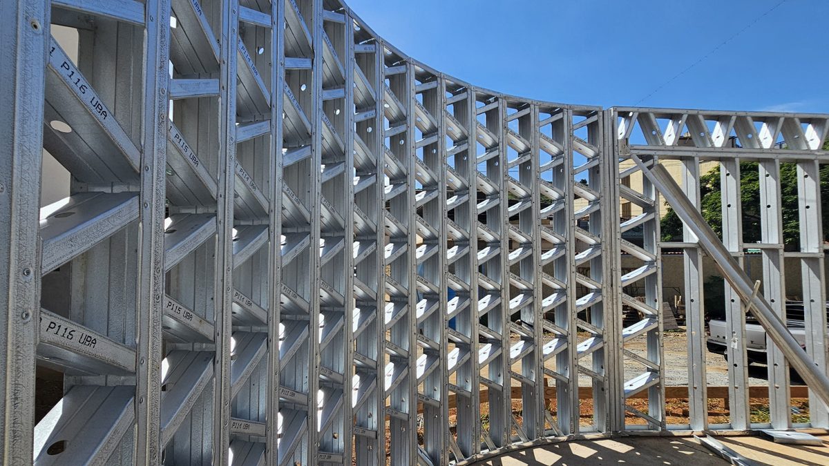 Parede curva em Light Steel Frame, com perfis etiquetados individualmente