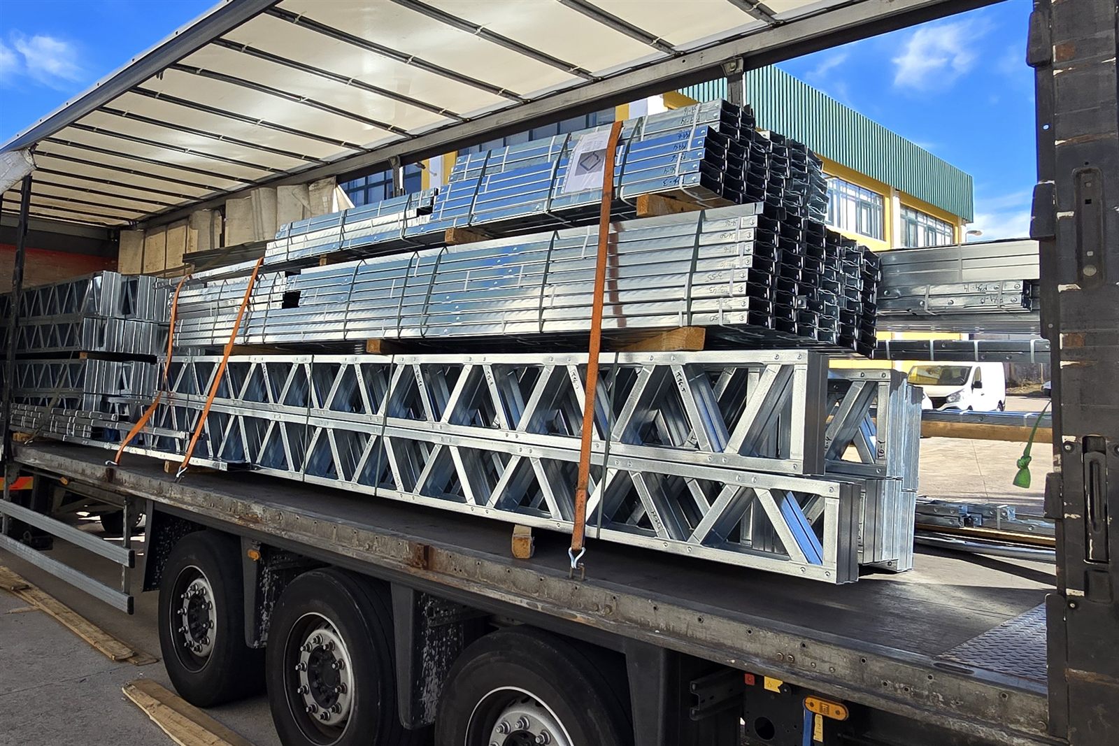Perfis de Light Steel Frame engenheirados, carregados em caminhão e prontos para montagem na obra