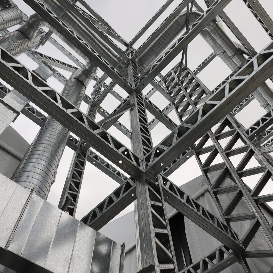 Estrutura de perfis de aço galvanizado em Light Steel Frame, com dutos de climatização integrados